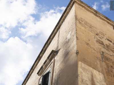 Il mascherone risulta per� troppo lontano...